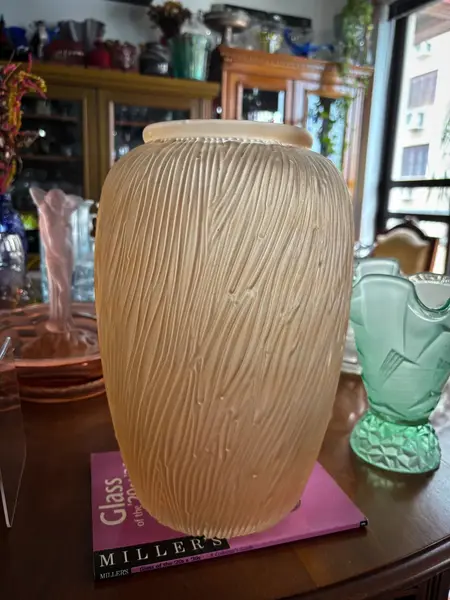 Foto de um(a) Antigo Vaso Jarro Decorativo Vidro Francês Art Deco Satiné, da categoria de Vasos. ~ Art Deco Glass ~Grande vaso em vidro artístico francês com decoração em relevo, simples e chique. Combina com tudo. Ótimo... Mostrado de uma perspectiva diferente. Vendido no marketplace Trésors.