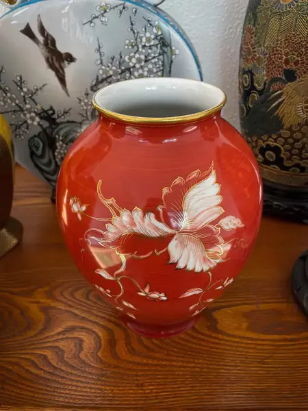 Foto de um(a) Antigo Raro Vaso Jarro Art Deco Porcelana Alemã Furstenberg, da categoria de Vasos. ~ Furstenberg Germany ~Antigo e majestoso vaso artístico em porcelana alemã, pintada à mão. Decoração com flores e filetes... Mostrado de uma perspectiva diferente. Vendido no marketplace Trésors.