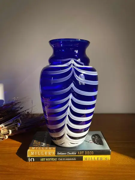 Foto de um(a) Antigo Vaso Jarro Murano Italiano Leitoso E Opalina Art Deco, da categoria de Vasos. ~ Cobalt blue Glass ~ Antigo e exuberante vaso artístico em Murano Italiano, cor azul cobalto com um trabalho leitoso em... Mostrado de uma perspectiva diferente. Vendido no marketplace Trésors.