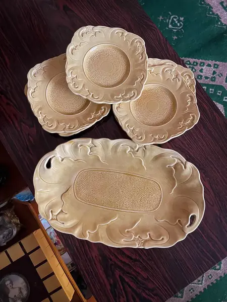 Foto de um(a) Antigo Raro Conjunto Prato Servir Sobremesa Majólica Inglesa, da categoria de Conjuntos de servir. ~ Sterling Pottery ~Antigo e belíssimo conjunto para sobremesa em majólica inglesa com decoração de folhas em relevo,... Mostrado de uma perspectiva diferente. Vendido no marketplace Trésors.
