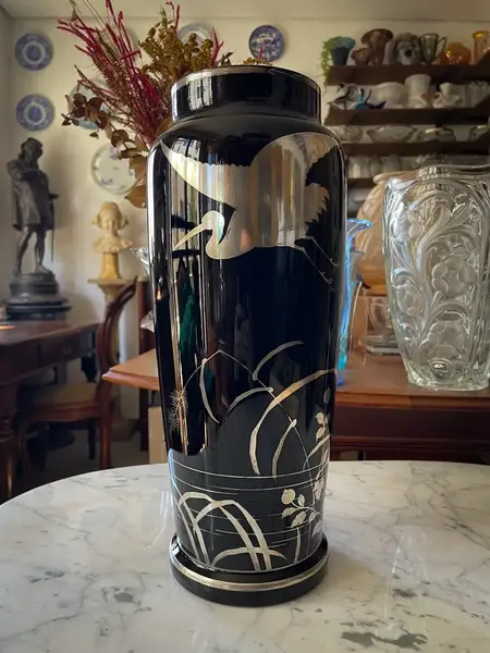 Foto de um(a) Antigo Raro Vaso Jarro Art Deco Opalina Preta E Prata Lei, da categoria de Vasos. Antigo e raro vaso artístico em opalina preta com decoração em prata de lei. Uma combinação muito chique e elegante, combina... Mostrado de uma perspectiva diferente. Vendido no marketplace Trésors.