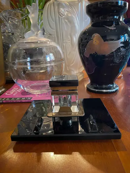 Foto de um(a) Antigo Tinteiro Porta Caneta Cristal Tcheco Preto Art Deco, da categoria de Outros colecionáveis. Antigo e clássico tinteiro em cristal Tcheco com o recipiente para tinta em cristal translúcido lapidado à mão. Na frente... Mostrado de uma perspectiva diferente. Vendido no marketplace Trésors.