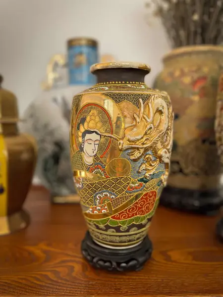 Foto de um(a) Antigo Vaso Jarro Dragão Oriental Japonês Porcelana Satsuma, da categoria de Vasos. ~ Satsuma Imperial ~Antigo e diferente vaso oriental em porcelana artística japonesa, todo pintado à mão com figuras de... Mostrado de uma perspectiva diferente. Vendido no marketplace Trésors.