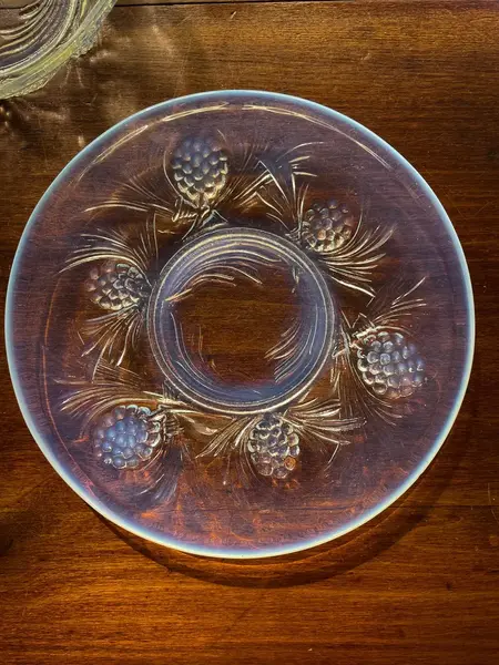 Foto de um(a) Antigo Raro Bowl Decorativo Jobling Glass Vidro Opalescente, da categoria de Travessas e tigelas. ~ Jobling Glass ~Antigo e importante bowl decorativo em vidro artístico opalescente com decoração floral em relevo. Da... Mostrado de uma perspectiva diferente. Vendido no marketplace Trésors.