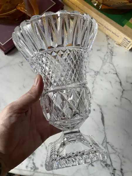 Foto de um(a) Antigo Vaso Cachepot Jarro Modelo Médici Em Cristal Tcheco, da categoria de Vasos. Antigo e clássico vaso artístico, modelo Medici, em cristal Tcheco lapidado à mão. Lapidação estrelada, e ponta de diamante.... Mostrado de uma perspectiva diferente. Vendido no marketplace Trésors.