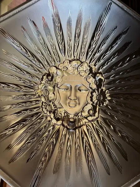 Foto de um(a) Antiga Rara Fruteira Centro De Mesa Vidro Satiné Art Deco, da categoria de Centro de mesa. ~ August Walther & Sohne ~Antigo e belíssimo centro de mesa em vidro artístico alemão na cor rosé acetinado. A peça... Mostrado de uma perspectiva diferente. Vendido no marketplace Trésors.