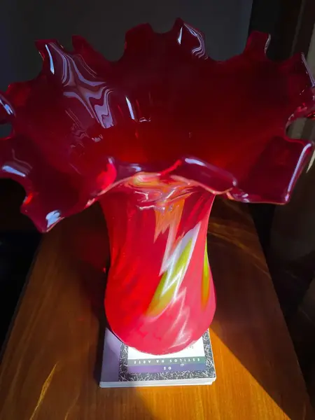 Foto de um(a) Antigo Grande Legítimo Vaso Murano Italiano Vermelho A. Deco, da categoria de Vasos. ~ Italy Glass ~Antigo e grande vaso artístico em Murano Italiano soufflé gomado com a borda plissada, cor vermelho rubi com... Mostrado de uma perspectiva diferente. Vendido no marketplace Trésors.