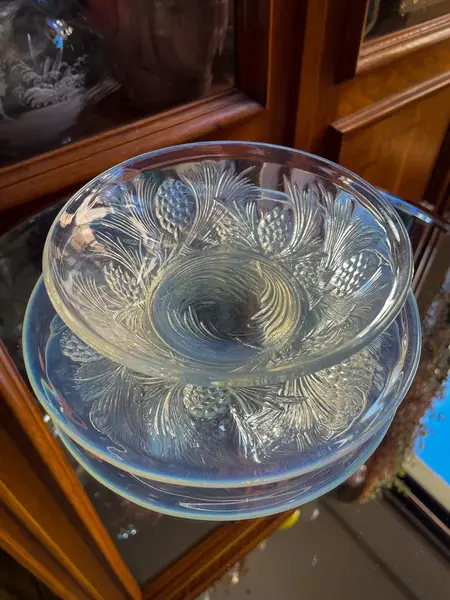 Foto de um(a) Antigo Raro Bowl Decorativo Jobling Glass Vidro Opalescente, da categoria de Travessas e tigelas. ~ Jobling Glass ~Antigo e importante bowl decorativo em vidro artístico opalescente com decoração floral em relevo. Da... Mostrado de uma perspectiva diferente. Vendido no marketplace Trésors.