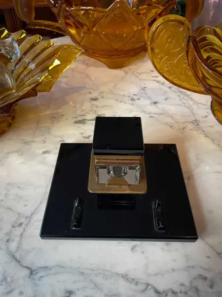 Foto de um(a) Antigo Tinteiro Porta Caneta Cristal Tcheco Preto Art Deco, da categoria de Outros colecionáveis. Antigo e clássico tinteiro em cristal Tcheco com o recipiente para tinta em cristal translúcido lapidado à mão. Na frente... Mostrado de uma perspectiva diferente. Vendido no marketplace Trésors.