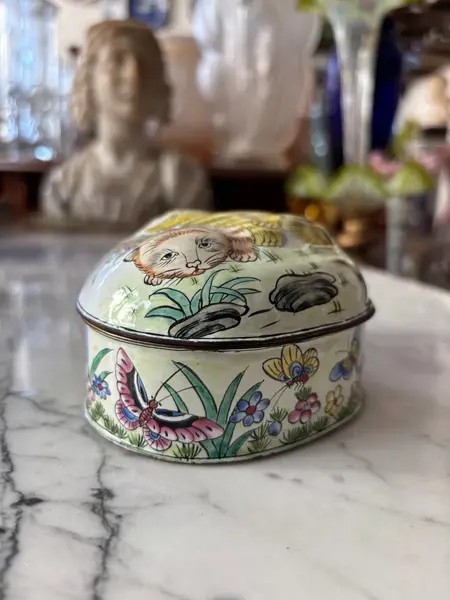 Foto de um(a) Antiga Caixinha Decorativa Com Gatos Esmaltados À Mão, da categoria de Cestos e Caixas. Antigo e belíssima caixinha decorativa em metal esmaltado à mão com decoração de gatos, borboletas e flores. Bastante... Mostrado de uma perspectiva diferente. Vendido no marketplace Trésors.