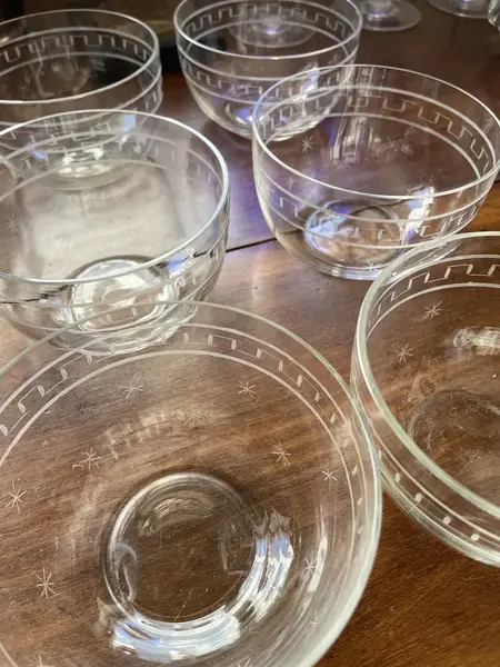 Foto de um(a) Antigo Conjunto De Lavandas Tigelas Bowls Em Cristal Francês, da categoria de Conjuntos de servir. Antigo conjunto com seis lavandas em cristal francês, ricamente lapidadas à mão. As peças são mil e uma utilidades, podem... Mostrado de uma perspectiva diferente. Vendido no marketplace Trésors.