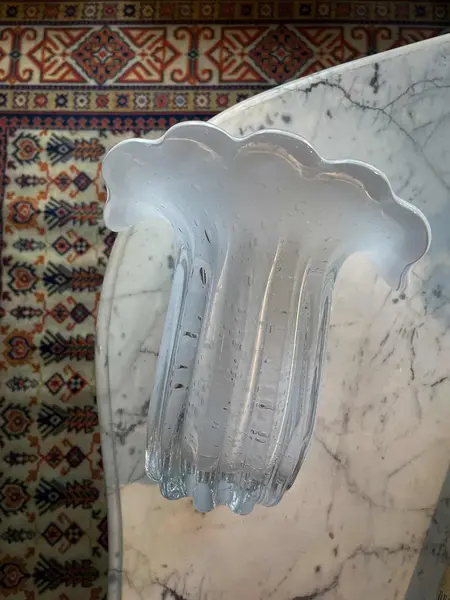 Foto de um(a) Italy Glass Antigo Vaso Jarro Murano Branco Leitoso Art Deco, da categoria de Vasos. ~ Italy Glass ~ Murano branco é muito chique! Belíssimo e imponente vaso artístico em Murano branco leitoso, incrível... Mostrado de uma perspectiva diferente. Vendido no marketplace Trésors.