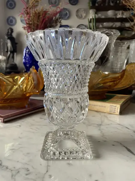 Foto de um(a) Antigo Vaso Cachepot Jarro Modelo Médici Em Cristal Tcheco, da categoria de Vasos. Antigo e clássico vaso artístico, modelo Medici, em cristal Tcheco lapidado à mão. Lapidação estrelada, e ponta de diamante.... Mostrado de uma perspectiva diferente. Vendido no marketplace Trésors.