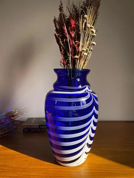 Foto de um(a) Antigo Vaso Jarro Murano Italiano Leitoso E Opalina Art Deco, da categoria de Vasos. ~ Cobalt blue Glass ~ Antigo e exuberante vaso artístico em Murano Italiano, cor azul cobalto com um trabalho leitoso em... Mostrado de uma perspectiva diferente. Vendido no marketplace Trésors.