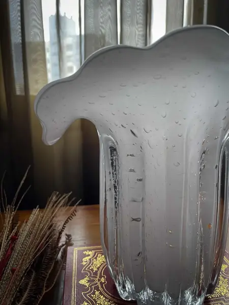 Foto de um(a) Italy Glass Antigo Vaso Jarro Murano Branco Leitoso Art Deco, da categoria de Vasos. ~ Italy Glass ~ Murano branco é muito chique! Belíssimo e imponente vaso artístico em Murano branco leitoso, incrível... Mostrado de uma perspectiva diferente. Vendido no marketplace Trésors.
