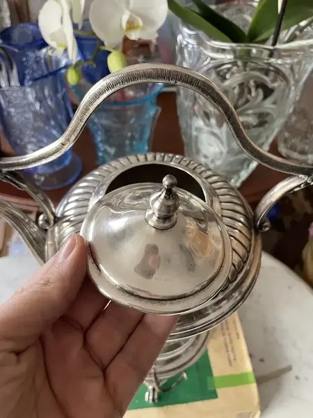 Foto de um(a) Antigo Raro Samovar Bule Completo Prata Inglesa Sheffield, da categoria de Chaleiras. ~ Sheffield ~Antigo e finíssimo samovar em metal espessurado a prata, estilo inglês. Todo original, com detalhes em relevo,... Mostrado de uma perspectiva diferente. Vendido no marketplace Trésors.