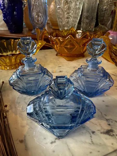 Foto de um(a) Antigo Perfumeiro Coleção Conjunto Toilette Cristal Art Deco, da categoria de Perfumeiros. Antigo e finíssimo conjunto de toucador para toilette composto por dois perfumeiros e uma caixa/porta joias.Cristal tcheco... Mostrado de uma perspectiva diferente. Vendido no marketplace Trésors.