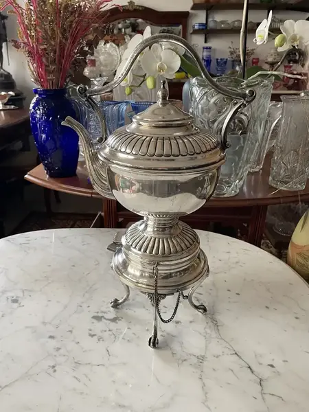 Foto de um(a) Antigo Raro Samovar Bule Completo Prata Inglesa Sheffield, da categoria de Chaleiras. ~ Sheffield ~Antigo e finíssimo samovar em metal espessurado a prata, estilo inglês. Todo original, com detalhes em relevo,... Mostrado de uma perspectiva diferente. Vendido no marketplace Trésors.