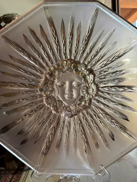 Foto de um(a) Antiga Rara Fruteira Centro De Mesa Vidro Satiné Art Deco, da categoria de Centro de mesa. ~ August Walther & Sohne ~Antigo e belíssimo centro de mesa em vidro artístico alemão na cor rosé acetinado. A peça... Mostrado de uma perspectiva diferente. Vendido no marketplace Trésors.