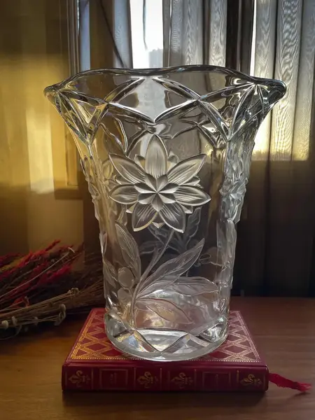 Foto de um(a) Antigo Grande Vaso Jarro Art Deco Em Vidro Floral Satiné, da categoria de Vasos. ~ France Glass ~Antigo e grande vaso em vidro artístico francês satiné. Decoração com flores e folhas em relevo. Peça muito... Mostrado de uma perspectiva diferente. Vendido no marketplace Trésors.
