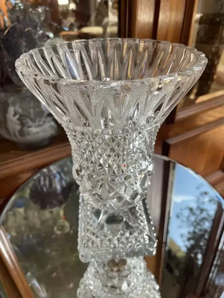 Foto de um(a) Antigo Vaso Cachepot Jarro Modelo Médici Em Cristal Tcheco, da categoria de Vasos. Antigo e clássico vaso artístico, modelo Medici, em cristal Tcheco lapidado à mão. Lapidação estrelada, e ponta de diamante.... Mostrado de uma perspectiva diferente. Vendido no marketplace Trésors.