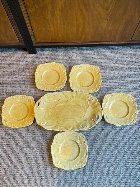 Foto de um(a) Antigo Raro Conjunto Prato Servir Sobremesa Majólica Inglesa, da categoria de Conjuntos de servir. ~ Sterling Pottery ~Antigo e belíssimo conjunto para sobremesa em majólica inglesa com decoração de folhas em relevo,... Mostrado de uma perspectiva diferente. Vendido no marketplace Trésors.