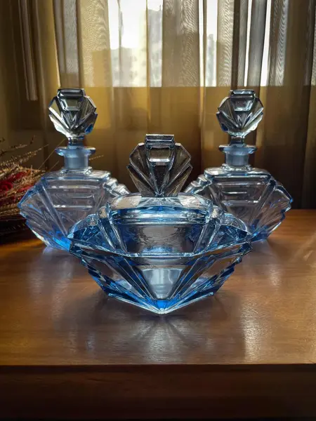 Foto de um(a) Antigo Perfumeiro Coleção Conjunto Toilette Cristal Art Deco, da categoria de Perfumeiros. Antigo e finíssimo conjunto de toucador para toilette composto por dois perfumeiros e uma caixa/porta joias.Cristal tcheco... Mostrado de uma perspectiva diferente. Vendido no marketplace Trésors.
