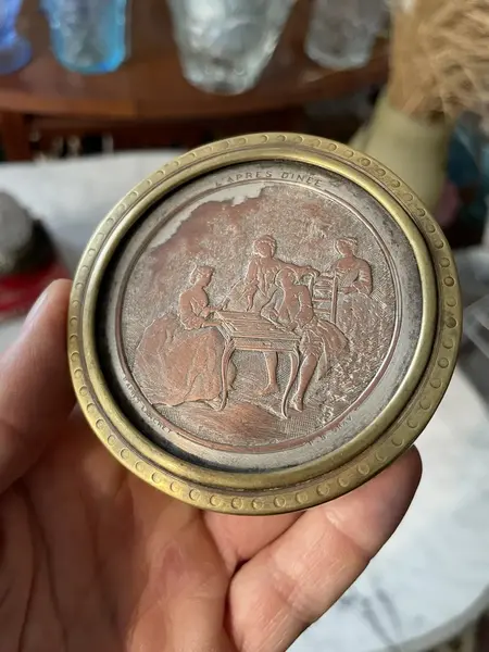 Foto de um(a) Antigo Púcaro Caixinha Com Cena Em Bronze Francês Assinado, da categoria de Cestos e Caixas. Antiga e original caixinha artística em bronze francês do início dos século XX. Assinada. Medidas 3x8cm. Mostrado de uma perspectiva diferente. Vendido no marketplace Trésors.