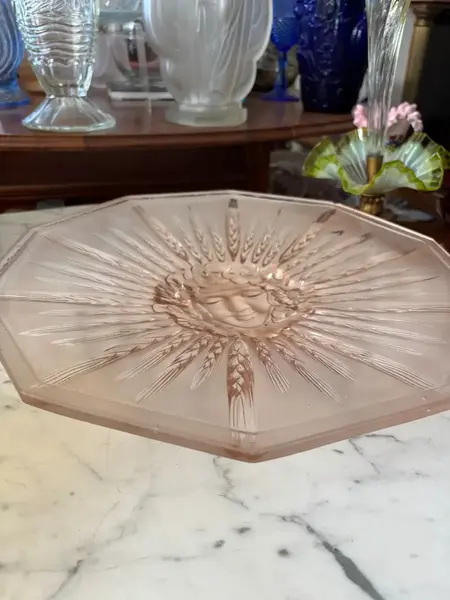 Foto de um(a) Antiga Rara Fruteira Centro De Mesa Vidro Satiné Art Deco, da categoria de Centro de mesa. ~ August Walther & Sohne ~Antigo e belíssimo centro de mesa em vidro artístico alemão na cor rosé acetinado. A peça... Mostrado de uma perspectiva diferente. Vendido no marketplace Trésors.