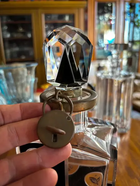 Foto de um(a) Antiga Rara Garrafa Em Cristal Tcheco Karl Palda Art Deco, da categoria de Garrafas. ~ Karl Palda Glass ~ Antiga e raríssima garrafa em cristal Tcheco com detalhes em preto e belíssima lapidação manual, e o... Mostrado de uma perspectiva diferente. Vendido no marketplace Trésors.