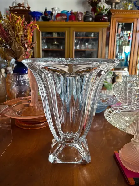 Foto de um(a) Antigo Grande Vaso Medici Centro De Mesa Cristal Bohemia, da categoria de Vasos. ~ Crystalite Bohemia ~ Antigo e grande vaso em cristal Tcheco, modelo Medici. Peça muito chique e decorativa. Marca da... Mostrado de uma perspectiva diferente. Vendido no marketplace Trésors.
