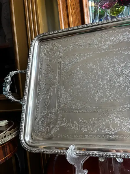 Foto de um(a) Antiga Grande Bandeja Trabalhada Em Prata Eberle, da categoria de Bandejas. ~ Eberle Silverplate ~ Antiga e grande bandeja em prata Eberle com alças trabalhadas no formato de flores em relevo, e... Mostrado de uma perspectiva diferente. Vendido no marketplace Trésors.