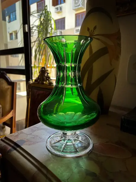 Foto de um(a) Antigo Raro Vaso Jarro Cristal Baccarat Verde Esmeralda, da categoria de Vasos. Antigo e fino vaso em cristal doublé europeu na cor verde esmeralda. Lindíssima lapidação manual e formato muito chique,... Mostrado de uma perspectiva diferente. Vendido no marketplace Trésors.