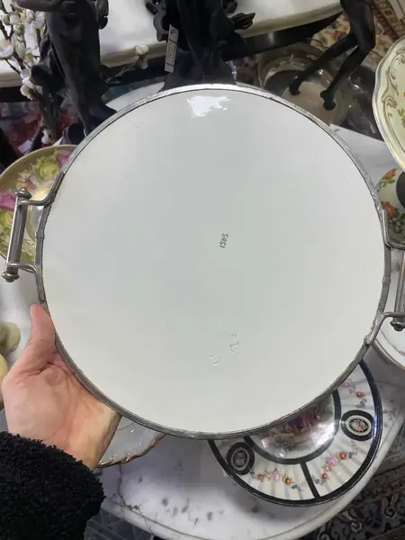 Foto de um(a) Antiga Bandeja Art Deco Majólica Faiança Alemã Azul Borrão, da categoria de Bandejas. Antiga e rara bandeja de majólica alemã, armação em metal prateado. Linda decoração branco e azul borrão. Período Art Deco.... Mostrado de uma perspectiva diferente. Vendido no marketplace Trésors.