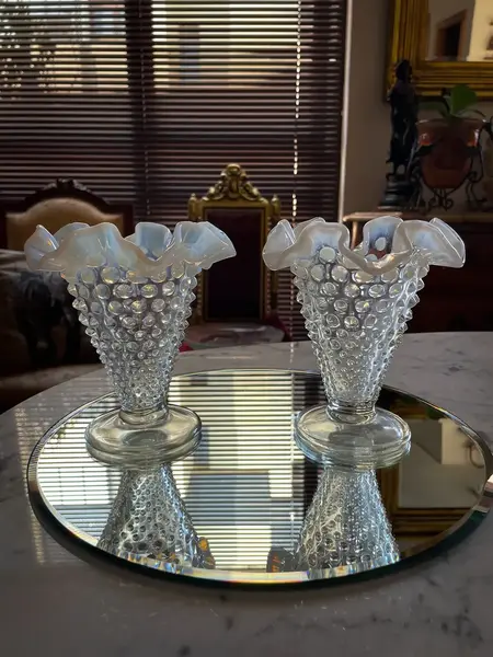 Foto de um(a) Antigo Par De Vasos Em Opalina Opalescente Fenton Glass, da categoria de Vasos. ~ Fenton Art Glass ~ Manufatura americana fundada em 1905. Antigos e atemporais vasos artísticos em vidro opalescente com a... Mostrado de uma perspectiva diferente. Vendido no marketplace Trésors.
