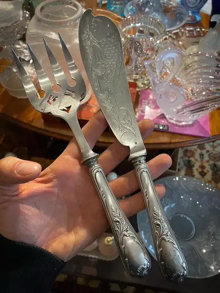Foto de um(a) Antigos Talheres Trinchantes Faca De Peixe Prata Chrisfofle, da categoria de Faqueiros e talheres. Antigo e maravilho jogo de talheres trinchantes para peixe, em prata francesa da manufatura Christofle, modelo Marly, década... Mostrado de uma perspectiva diferente. Vendido no marketplace Trésors.