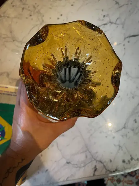 Foto de um(a) Antigo Vaso Jarro Art Deco Murano Italy Glass Âmbar, da categoria de Vasos. ~ Italy Glass ~Antigo vaso em Murano na cor grafite com âmbar. Essa combinação de cores foi um grande acerto! Corpo gomado... Mostrado de uma perspectiva diferente. Vendido no marketplace Trésors.