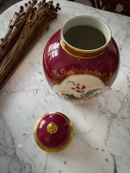 Foto de um(a) Antigo Potiche Vaso Em Porcelana Alemã Bavaria Thomas Ivory, da categoria de Vasos e recipientes. ~ Camille Tharaud | Limoges ~Para quem gosta de peças exclusivas. Antigo e grande vaso artístico em porcelana francesa da... Mostrado de uma perspectiva diferente. Vendido no marketplace Trésors.