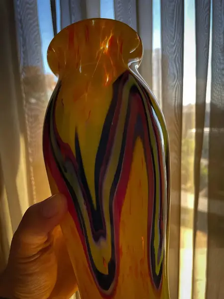 Foto de um(a) Antigo Vaso Jarro Murano Italiano Pâte De Verre Art Deco, da categoria de Vasos. ~ Pâte de Verre ~Antigo e icônico vaso artístico em Murano amarelo com rajados, trabalho manual com lindo brilho natural, as... Mostrado de uma perspectiva diferente. Vendido no marketplace Trésors.