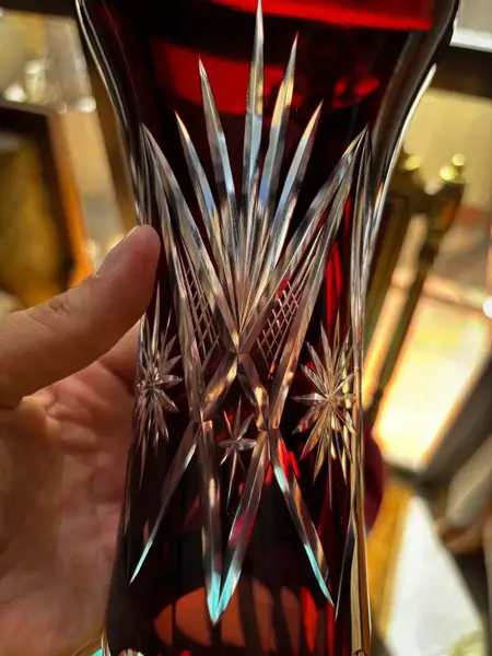 Foto de um(a) Antigo Raro Vaso Jarro Em Cristal Baccarat Lapidado À Mão, da categoria de Vasos. Antigo e elegante vaso em cristal europeu doublé na cor bordô, uma cor linda, que combina com tudo. Em contato com a luz ele... Mostrado de uma perspectiva diferente. Vendido no marketplace Trésors.