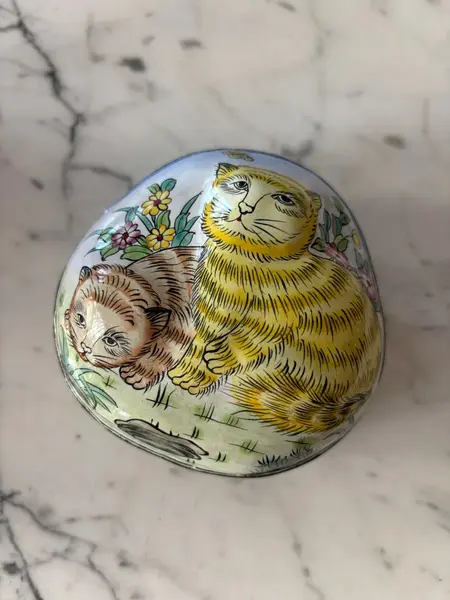 Foto de um(a) Antiga Caixinha Decorativa Com Gatos Esmaltados À Mão, da categoria de Cestos e Caixas. Antigo e belíssima caixinha decorativa em metal esmaltado à mão com decoração de gatos, borboletas e flores. Bastante... Mostrado de uma perspectiva diferente. Vendido no marketplace Trésors.