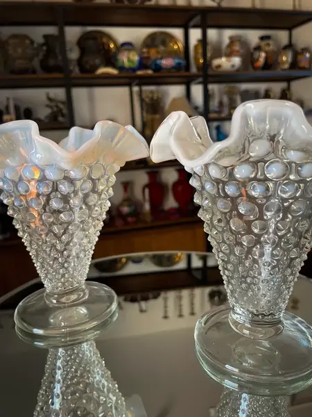 Foto de um(a) Antigo Par De Vasos Em Opalina Opalescente Fenton Glass, da categoria de Vasos. ~ Fenton Art Glass ~ Manufatura americana fundada em 1905. Antigos e atemporais vasos artísticos em vidro opalescente com a... Mostrado de uma perspectiva diferente. Vendido no marketplace Trésors.