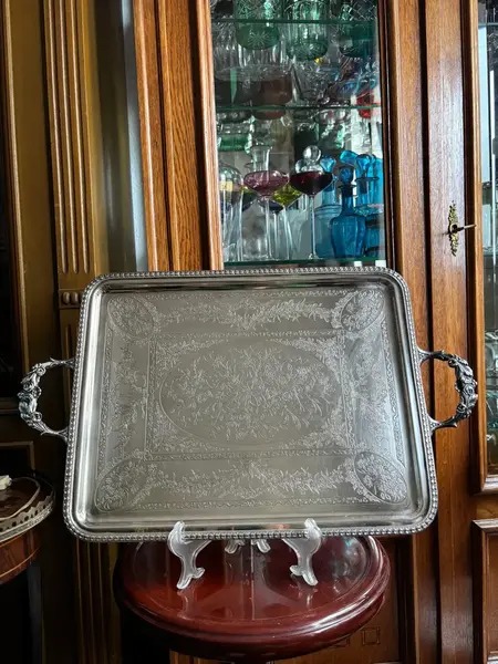 Foto de um(a) Antiga Grande Bandeja Trabalhada Em Prata Eberle, da categoria de Bandejas. ~ Eberle Silverplate ~ Antiga e grande bandeja em prata Eberle com alças trabalhadas no formato de flores em relevo, e... Mostrado de uma perspectiva diferente. Vendido no marketplace Trésors.