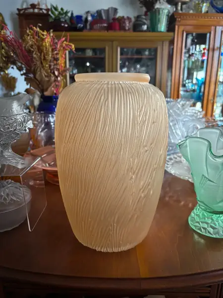 Foto de um(a) Antigo Vaso Jarro Decorativo Vidro Francês Art Deco Satiné, da categoria de Vasos. ~ Art Deco Glass ~Grande vaso em vidro artístico francês com decoração em relevo, simples e chique. Combina com tudo. Ótimo... Mostrado de uma perspectiva diferente. Vendido no marketplace Trésors.