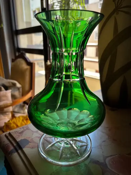 Foto de um(a) Antigo Raro Vaso Jarro Cristal Baccarat Verde Esmeralda, da categoria de Vasos. Antigo e fino vaso em cristal doublé europeu na cor verde esmeralda. Lindíssima lapidação manual e formato muito chique,... Mostrado de uma perspectiva diferente. Vendido no marketplace Trésors.