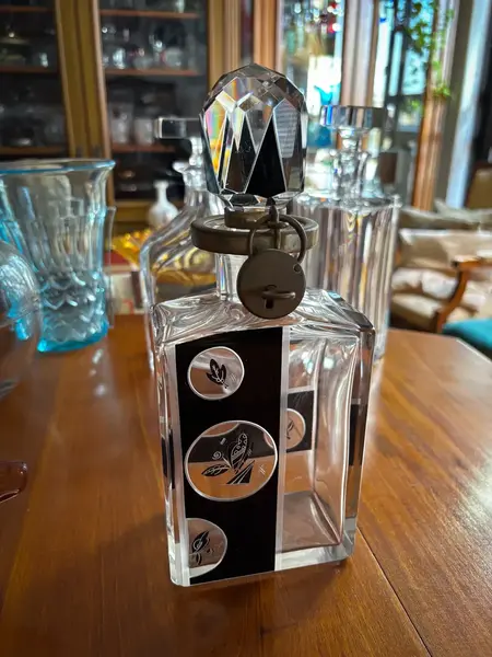 Foto de um(a) Antiga Rara Garrafa Em Cristal Tcheco Karl Palda Art Deco, da categoria de Garrafas. ~ Karl Palda Glass ~ Antiga e raríssima garrafa em cristal Tcheco com detalhes em preto e belíssima lapidação manual, e o... Mostrado de uma perspectiva diferente. Vendido no marketplace Trésors.