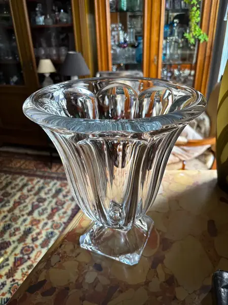 Foto de um(a) Antigo Grande Vaso Medici Centro De Mesa Cristal Bohemia, da categoria de Vasos. ~ Crystalite Bohemia ~ Antigo e grande vaso em cristal Tcheco, modelo Medici. Peça muito chique e decorativa. Marca da... Mostrado de uma perspectiva diferente. Vendido no marketplace Trésors.