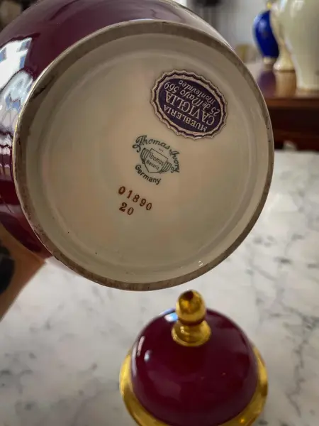 Foto de um(a) Antigo Potiche Vaso Em Porcelana Alemã Bavaria Thomas Ivory, da categoria de Vasos e recipientes. ~ Camille Tharaud | Limoges ~Para quem gosta de peças exclusivas. Antigo e grande vaso artístico em porcelana francesa da... Mostrado de uma perspectiva diferente. Vendido no marketplace Trésors.
