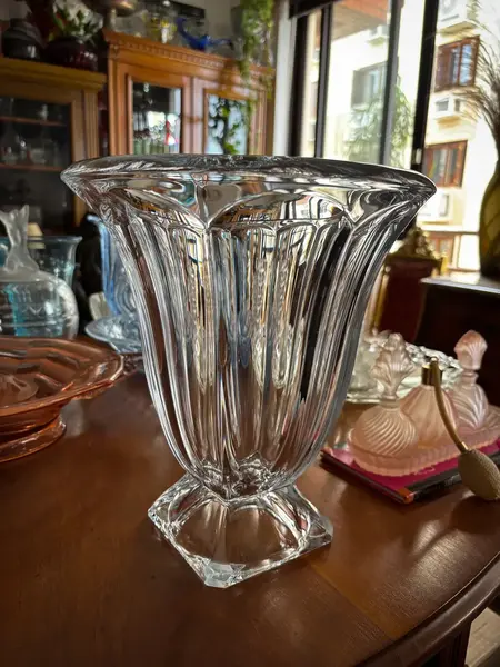 Foto de um(a) Antigo Grande Vaso Medici Centro De Mesa Cristal Bohemia, da categoria de Vasos. ~ Crystalite Bohemia ~ Antigo e grande vaso em cristal Tcheco, modelo Medici. Peça muito chique e decorativa. Marca da... Mostrado de uma perspectiva diferente. Vendido no marketplace Trésors.