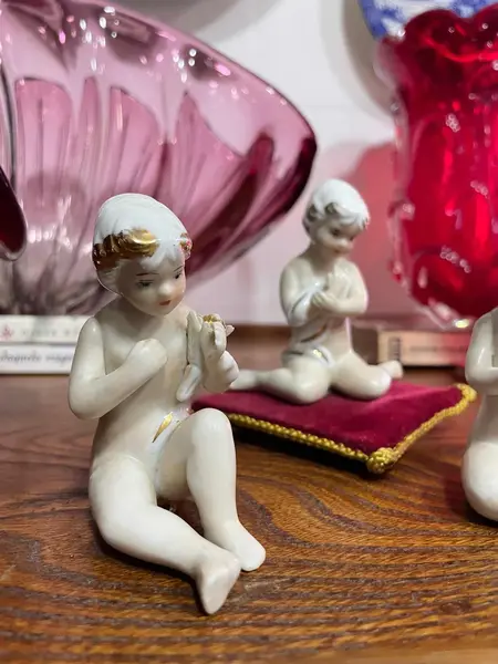Foto de um(a) Antigo Bibelô Nua Em Biscuit Porcelana Espanhola Marti Piero, da categoria de Modelos e estatuetas. Marti Piero. 3 bibelôs da famosa porcelana espanhola, com filetes de ouro. Medida aproximadamente 8 x 9cm cada. Mostrado de uma perspectiva diferente. Vendido no marketplace Trésors.